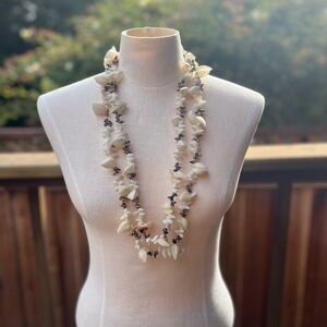 Vintage Natural Seashell
Necklace Cream and Brown 68 inches